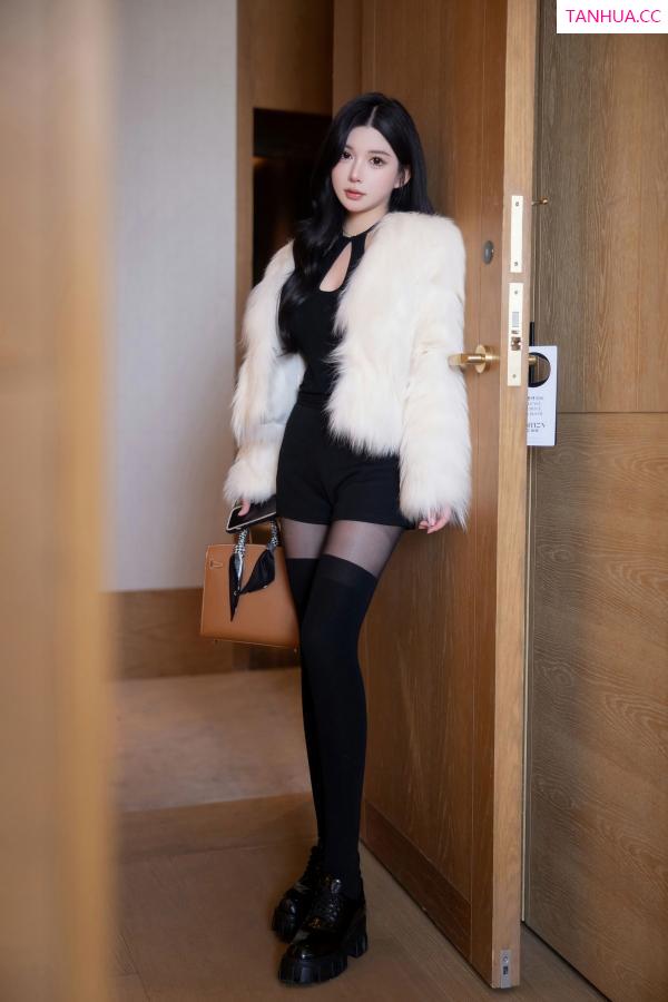   [XiuRen]高清写真图 2023.02.03 No.6212 林珊珊 黑丝美腿第4张图片